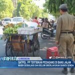 Satpol PP Tertibkan Pedagang Di Bahu Jalan