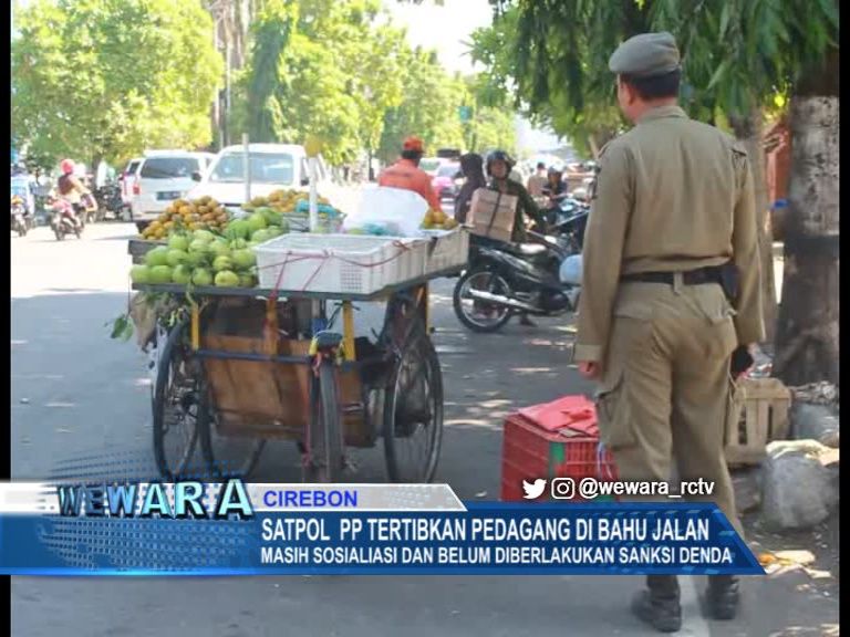 Satpol PP Tertibkan Pedagang Di Bahu Jalan