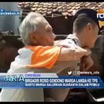 Brigadir Rosid Gendong Warga Lansia Ke TPS