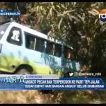 Angkot Pecah Ban Terperosok Ke Parit Tepi Jalan