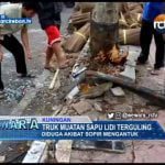 Truk Muatan Sapu Lidi Terguling