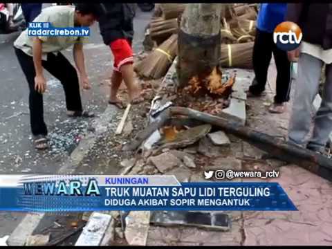 Truk Muatan Sapu Lidi Terguling