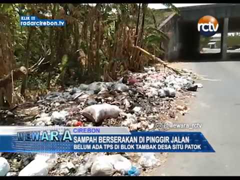 Sampah Berserakan Di Pinggir Jalan