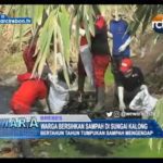 Warga Bersihkan Sampah Di Sungai Kalong