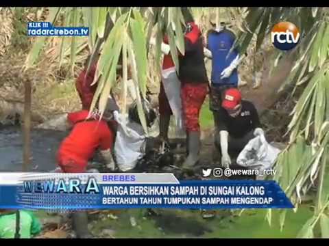 Warga Bersihkan Sampah Di Sungai Kalong