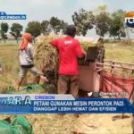 Petani Gunakan Mesin Perontok Padi