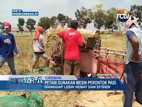 Petani Gunakan Mesin Perontok Padi