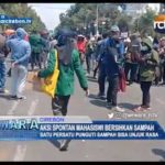 Aksi Spontan Mahasiswi Bersihkan Sampah