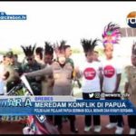 Meredam Konflik Di Papua, Polisi Ajak Pelajar Papua Bermain Bola, Menari Dan Nyanyi Bersama