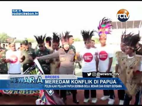 Meredam Konflik Di Papua, Polisi Ajak Pelajar Papua Bermain Bola, Menari Dan Nyanyi Bersama