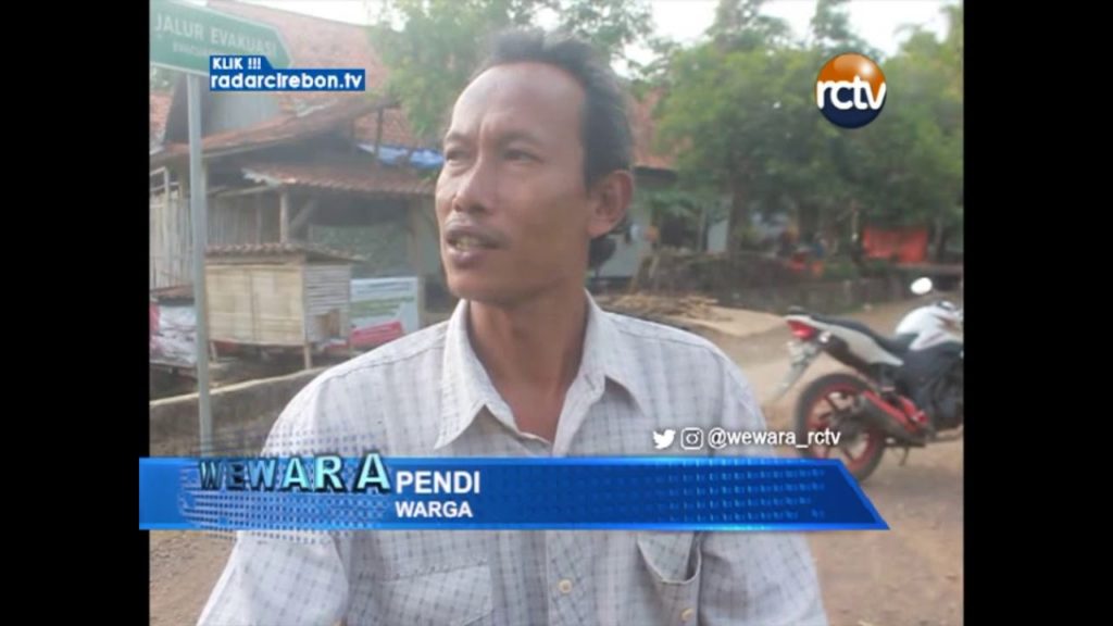 Masyarakat Manfaatkan Jembatan Kayu Darurat