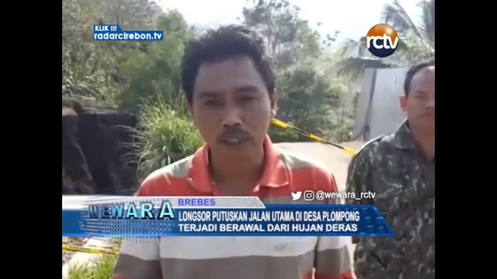 Longsor Putuskan Jalan Utama Di Desa Plompong