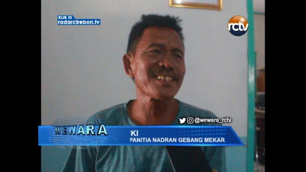 Nelayan Gebang Mekar Larung Sesaji Ke Laut