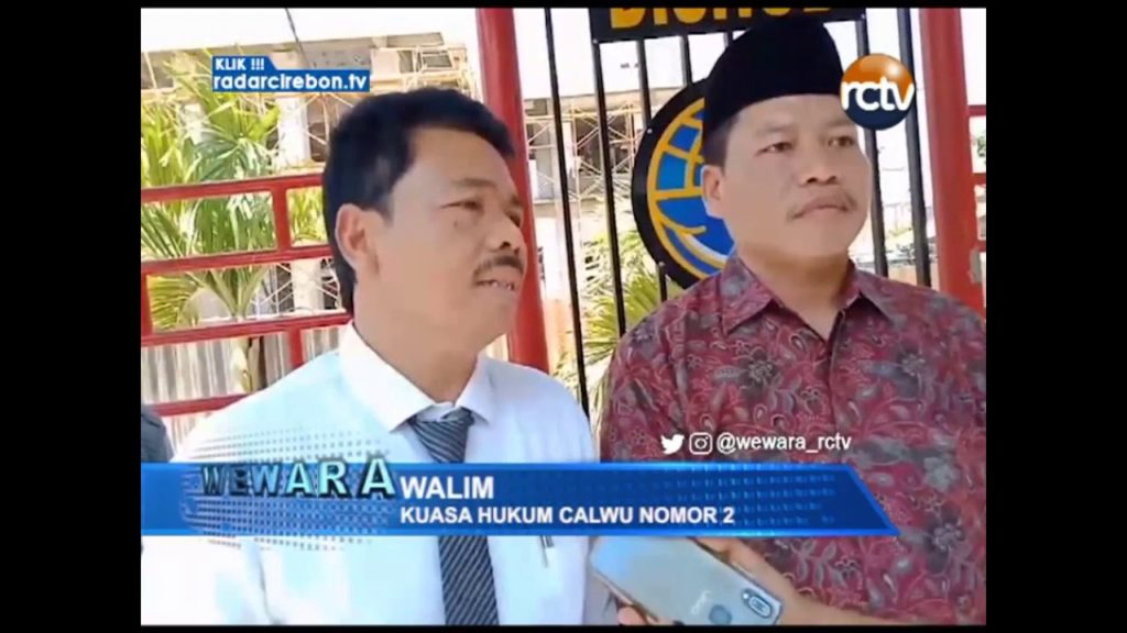 Warga Datangi Pengadilan Sumber
