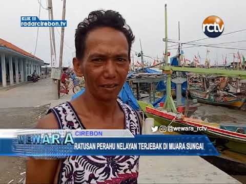 Ratusan Perahu Nelayan Terjebak Di Muara Sungai