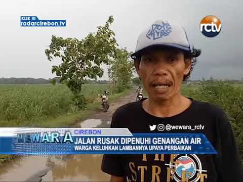Jalan Rusak Dipenuhi Genangan Air