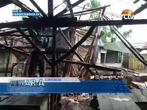 Satu Lokal Los Pasar Mertapada Kulon Ambruk