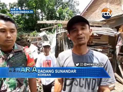 Pohon Tumbang Hancurkan Dapur Warga