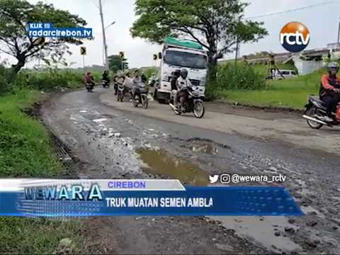 Truk Muatan Semen Amblas Di Jalan Rusak