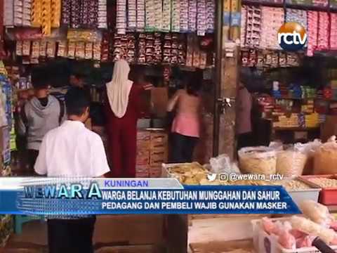 Warga Belanja Kebutuhan Munggahan Dan Sahur