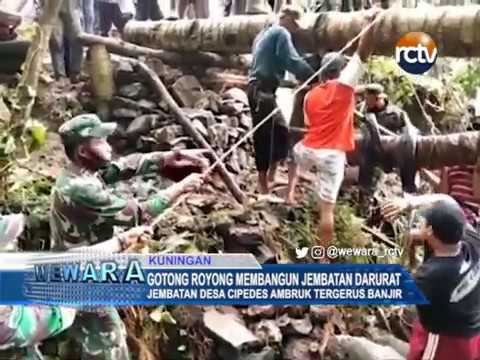 Gotong Royong Membangun Jembatan Darurat