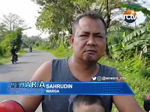 Tumpukan Sampah Di TPS Liar Merangsek Ke Jalan