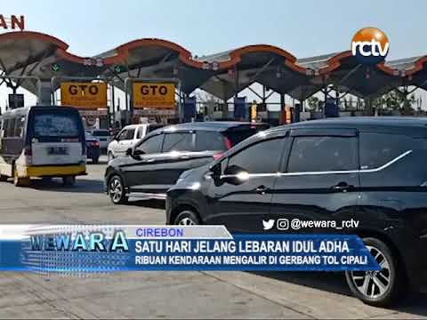 Ribuan Kendaraan Mengalir di Gerbang Tol Cipali