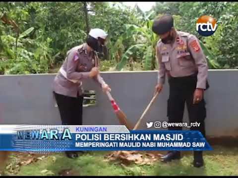 Polisi Bersihkan Masjid