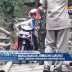 Warga Bangun Jembatan Darurat