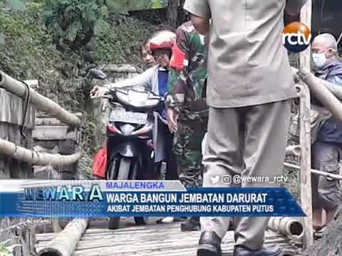 Warga Bangun Jembatan Darurat