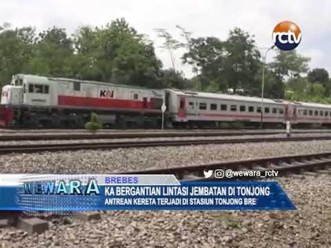 KA Bergantian Lintasi Jembatan di Tonjong