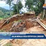 Jalan Menuju Desa Kertayuga Longsor