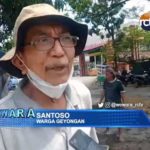 Warga Bantu Perbaiki Jalan Rusak