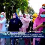 Perempuan Berkebaya Bagikan Takjil Berbuka Puasa