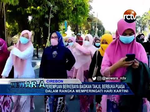 Perempuan Berkebaya Bagikan Takjil Berbuka Puasa