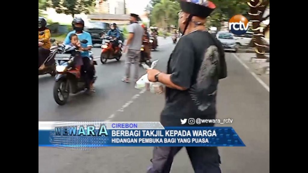 Berbagi Takjil Kepada Warga