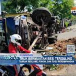 Truk Bermuatan Besi Terguling