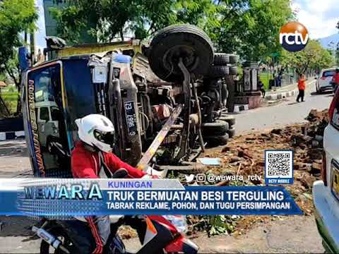 Truk Bermuatan Besi Terguling