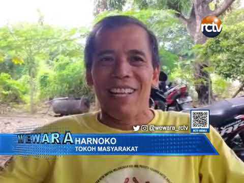 Warga Nekat Angkat Motor Sebrangi Rel KA