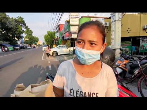 Aksi Bantu Warga Jual Nasi Goreng Seribu Rupiah