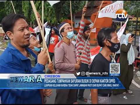 Pedagang Tumpahkan Sayuran Busuk di Depan Kantor DPRD