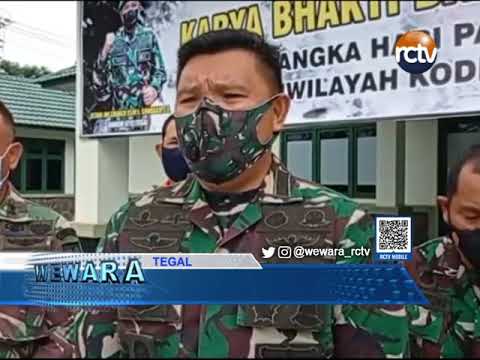 Prajurit TNI Bersih Bersih Saluran Air Hadapi Musim Hujan