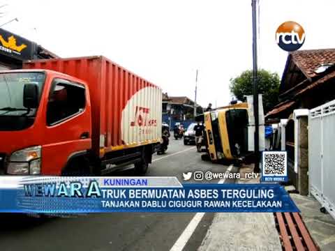 Truk Bermuatan Asbes Terguling