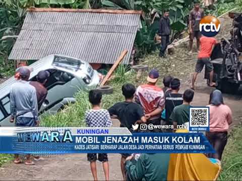 Mobil Jenazah Masuk Kolam