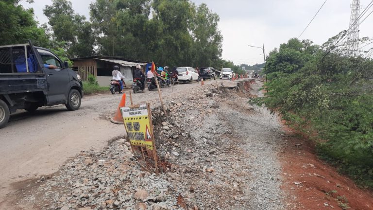 Parah, Jalan di Karawang Ini Tak Kunjung Diperbaiki, Padahal Sudah Satu Tahun Longsor