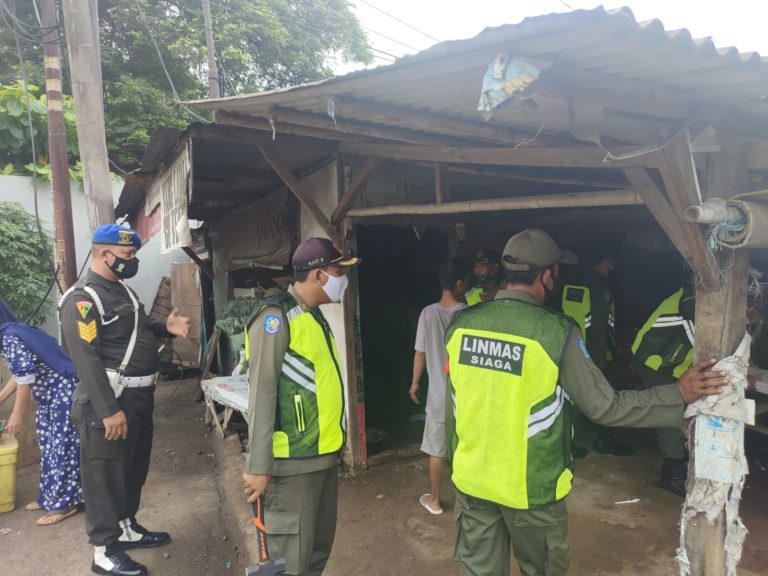 Bandel, Satpol PP Bongkar Puluhan Bangli di Jalan Interchange Karawang Barat, Pemilik Tak Gubris Surat Teguran