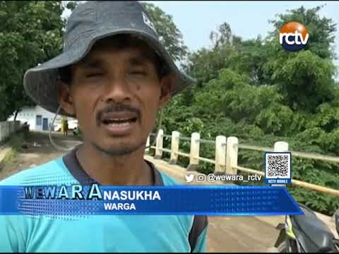 Warga Bangun Jembatan Darurat untuk Penyeberangan Anak Sekolah