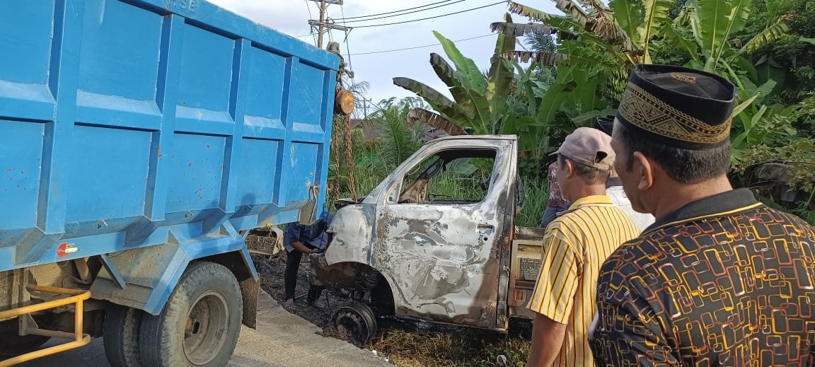 Lakalantas 1 Tewas, Massa Bakar Mobil