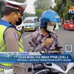 Petugas Lakukan Pengecekan Kartu Vaksin