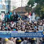 Mahasiswa dan Aparat Kepolisian Saling Dorong